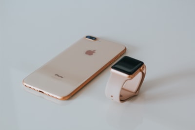 金色iPhone8 Plus和Apple Watch
